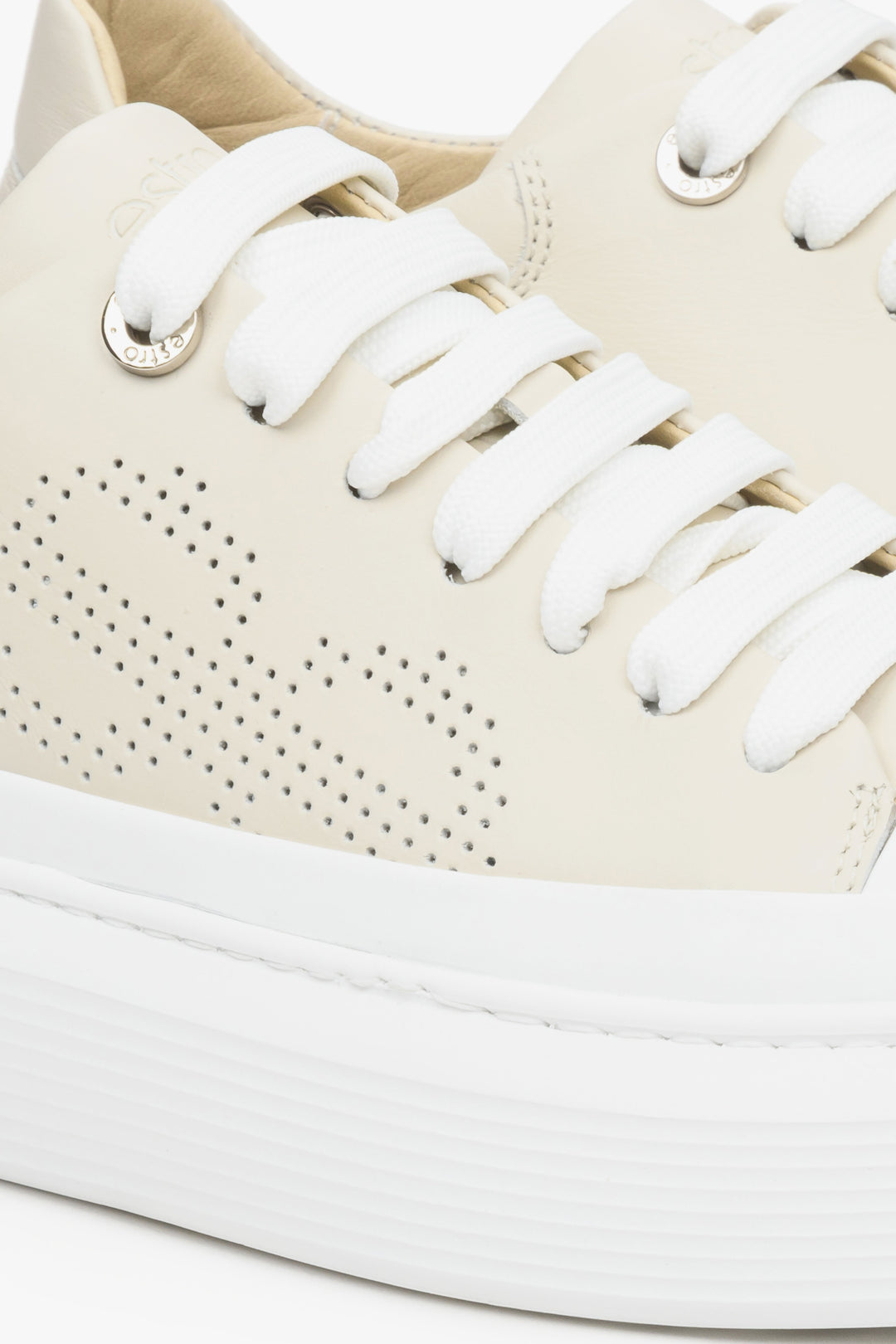 Women's beige natural leather sneakers with Estro - close-up on the details.