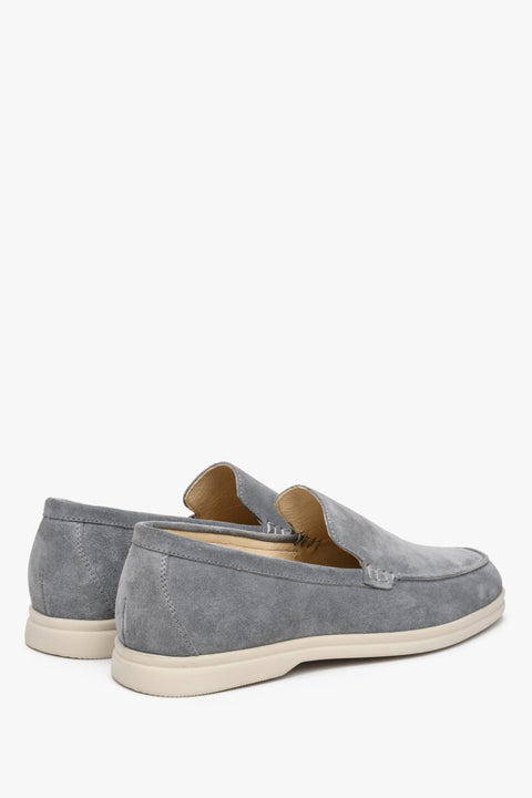 Estro men's natural velvet moccasins in grey - close-up of the heel and sideline of the shoes.