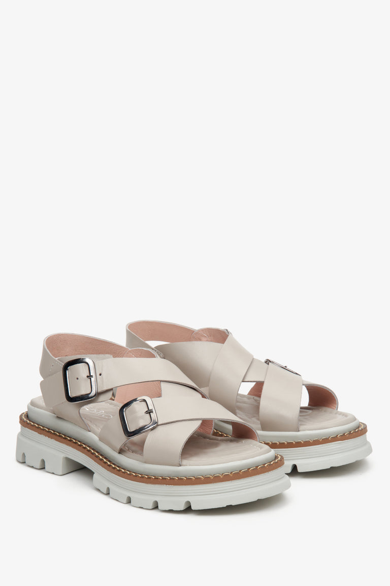 Women's Estro grey leather sandals with crossed straps.