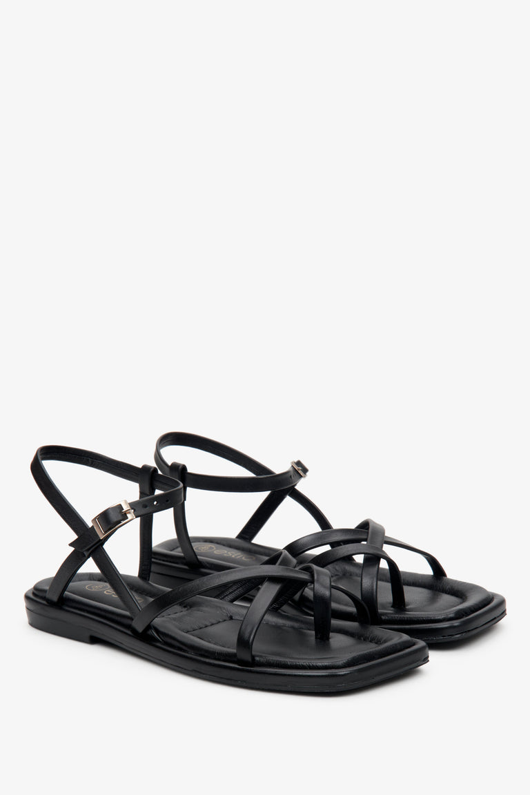 Estro women's sandals in black made of natural leather with cross straps.
