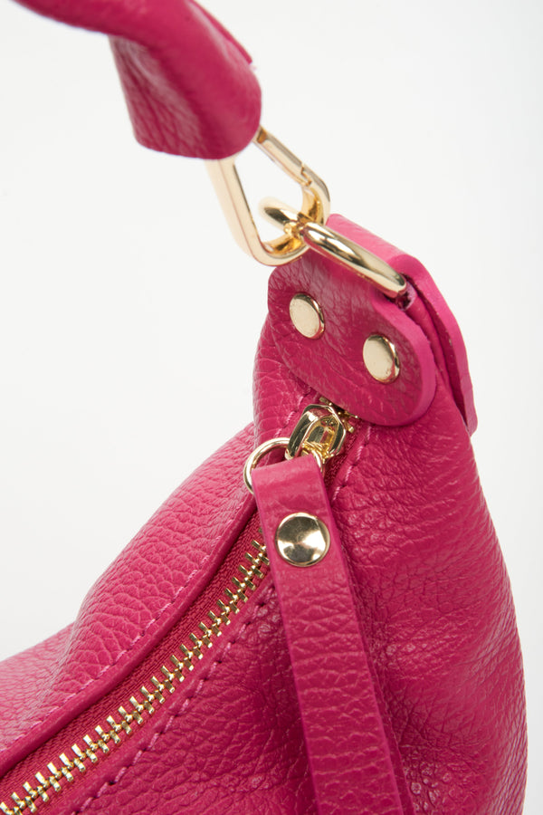 Pink shoulder natural leather women's bag - vlose-up on a zipper tossel.